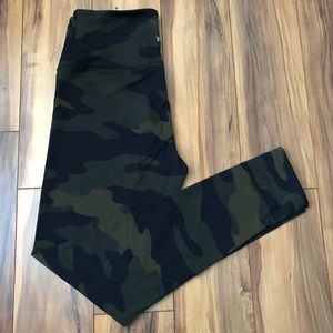 Victoria’s Secret PINK Ultimate leggings camo